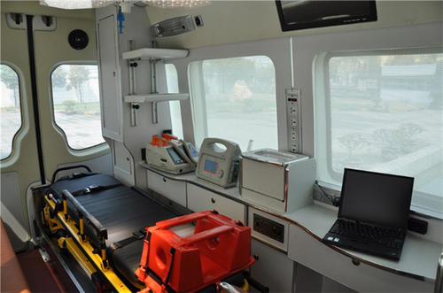 平乡县救护车内部